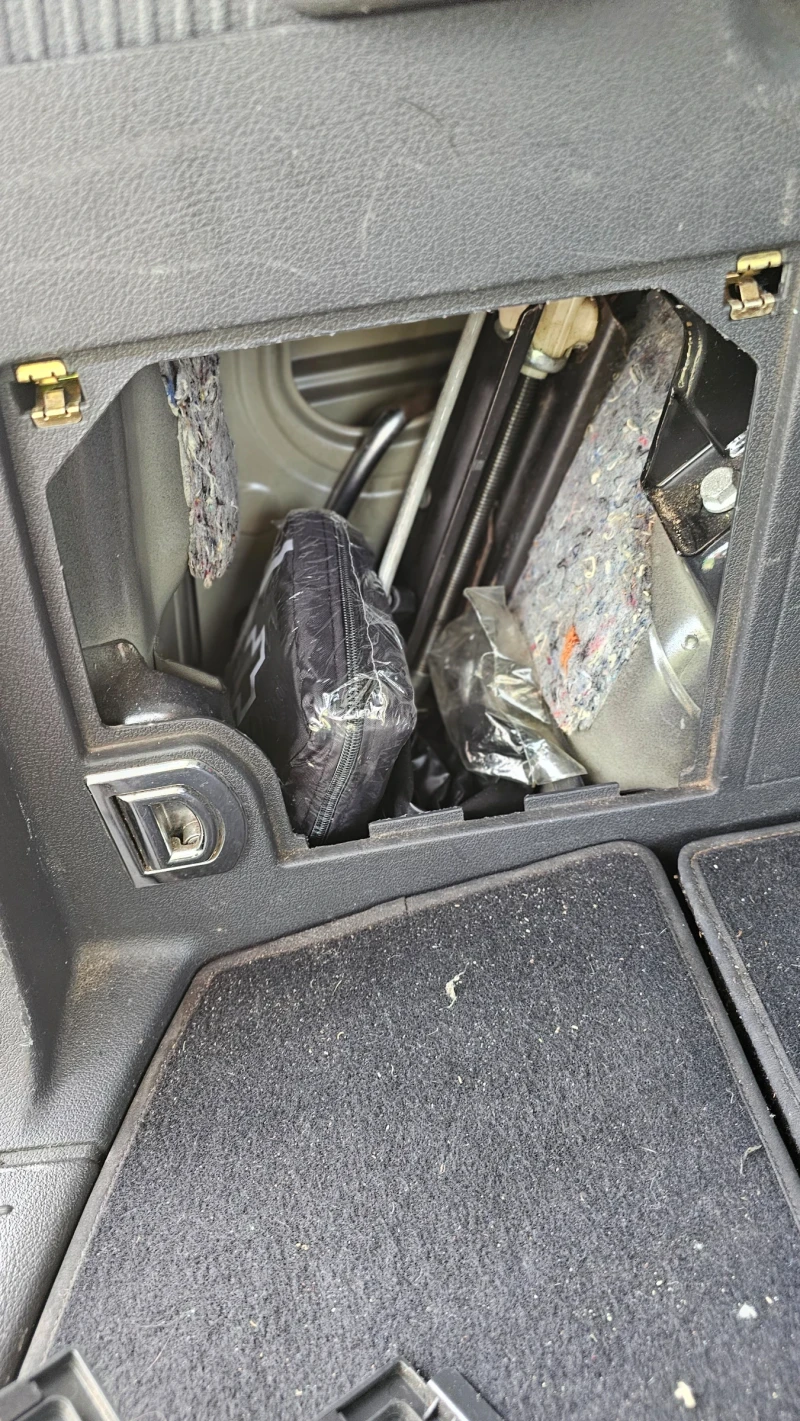 VW Touran, снимка 11 - Автомобили и джипове - 52467293