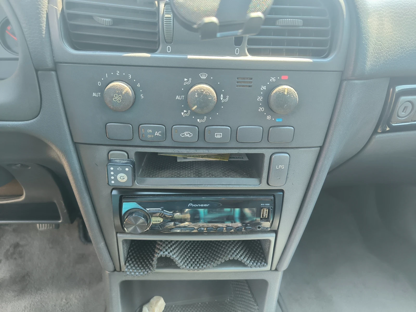 Volvo V40, снимка 8 - Автомобили и джипове - 55057669