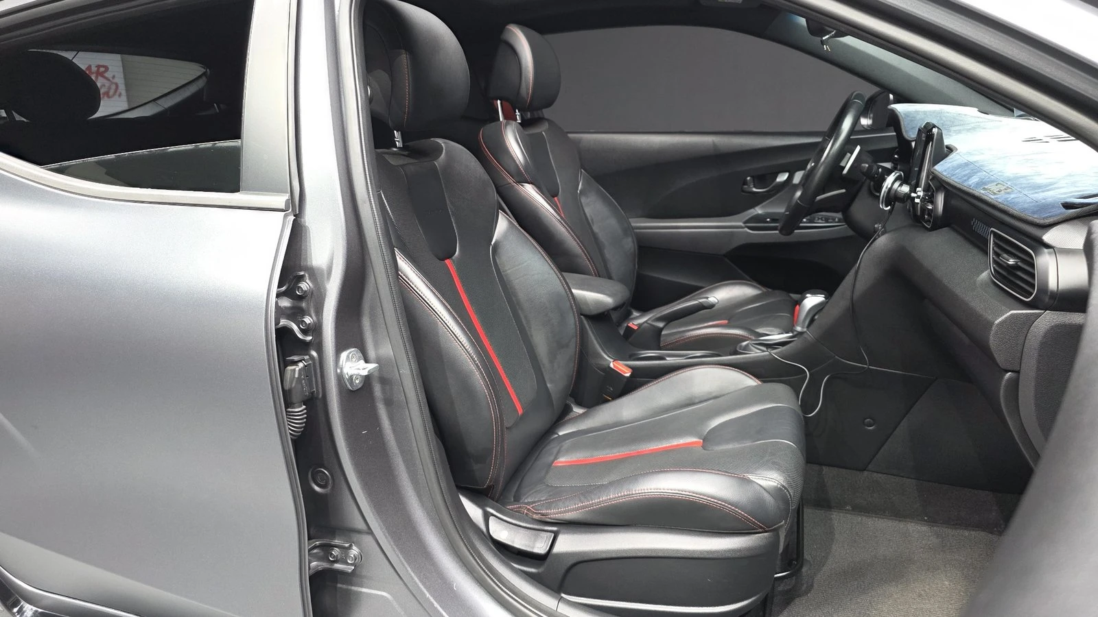 Hyundai Veloster  1.6 Turbo* ЛЮК* HUD* KEYLESS* ПОДГРЕВ ВОЛАН* КРАЙН, снимка 11 - Автомобили и джипове - 55318948
