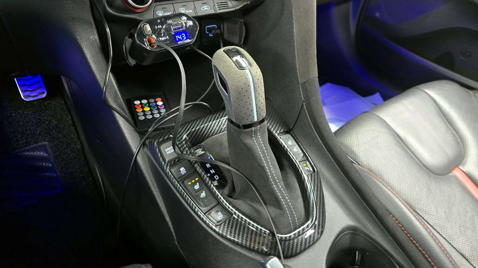 Hyundai Veloster  1.6T Core* ЛЮК* ПОДГРЕВ ВОЛАН* КРАЙНА ЦЕНА, снимка 9 - Автомобили и джипове - 55318948