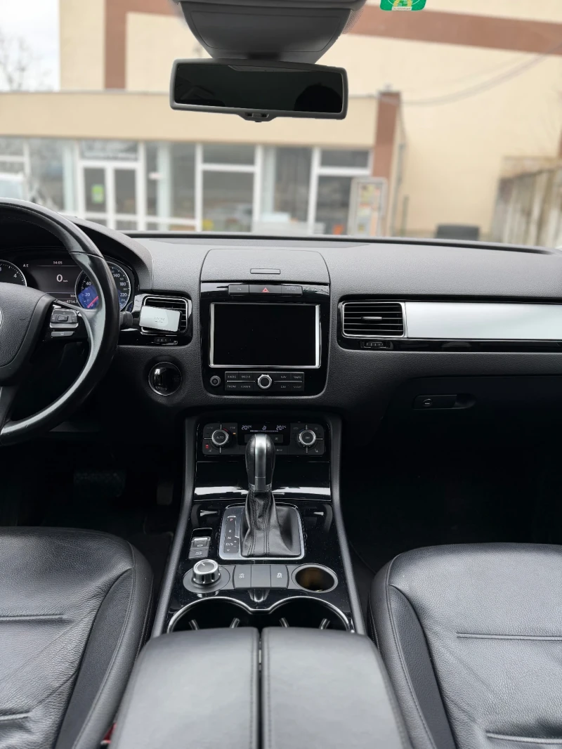 VW Touareg 128000 РЕАЛНИ КИЛОМЕТРИ!!!, снимка 10 - Автомобили и джипове - 53513797