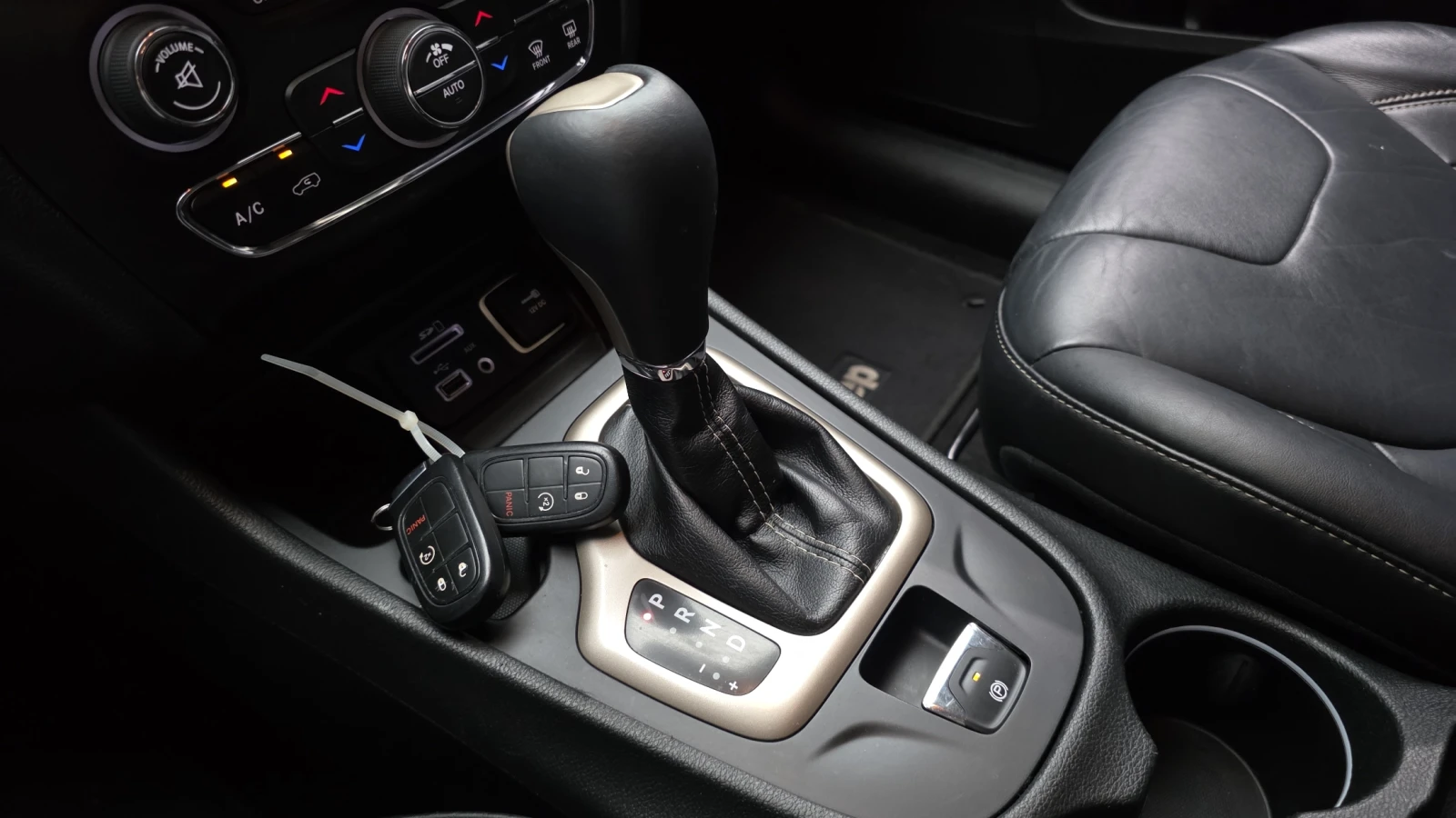 Jeep Cherokee 3.2* ПОДГРЕВ ВОЛАН* КРАЙНА ЦЕНА, снимка 9 - Автомобили и джипове - 55594787