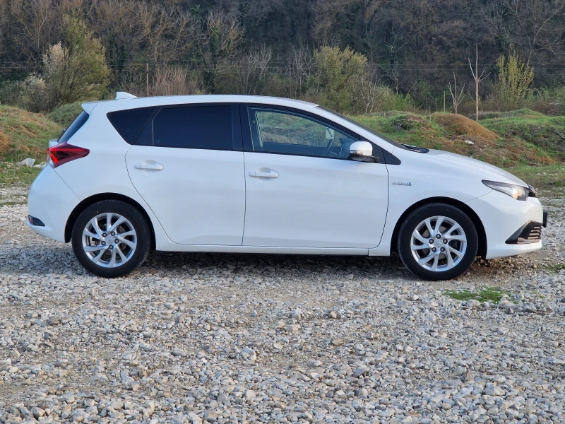 Toyota Auris 1.8/Обслужен/SWISS TREND/KEYLESS/КОЖА/Подгрев/Кам., снимка 4 - Автомобили и джипове - 49718301