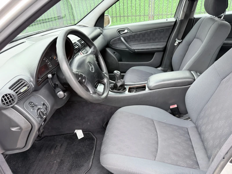 Mercedes-Benz C 220 Много подържан и здрав Автомобил, снимка 7 - Автомобили и джипове - 53389769