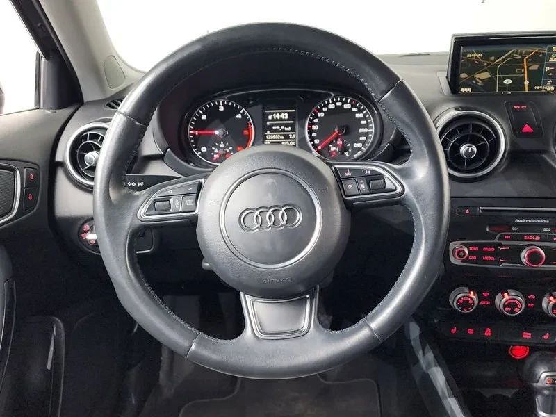 Audi A1 1.6 TDI, снимка 13 - Автомобили и джипове - 54125154