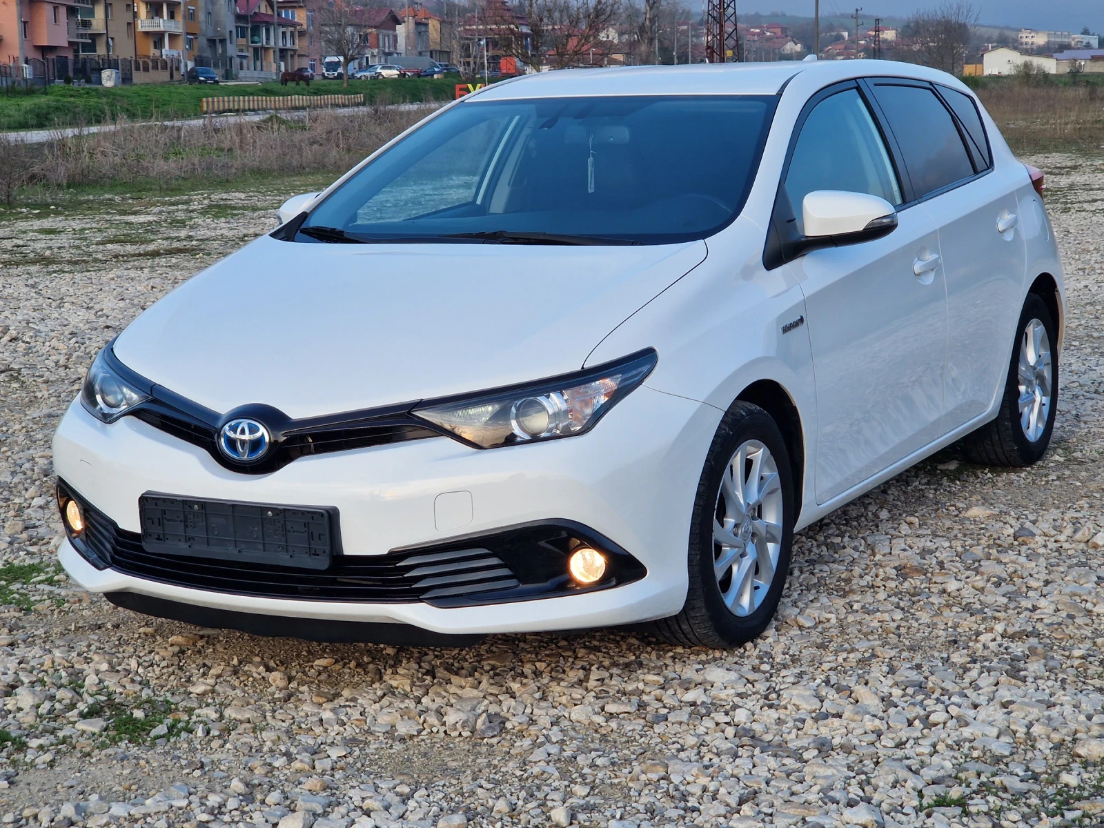 Toyota Auris 1.8/Обслужен/SWISS TREND/KEYLESS/КОЖА/Подгрев/Кам. | Mobile.bg — изображение 1
