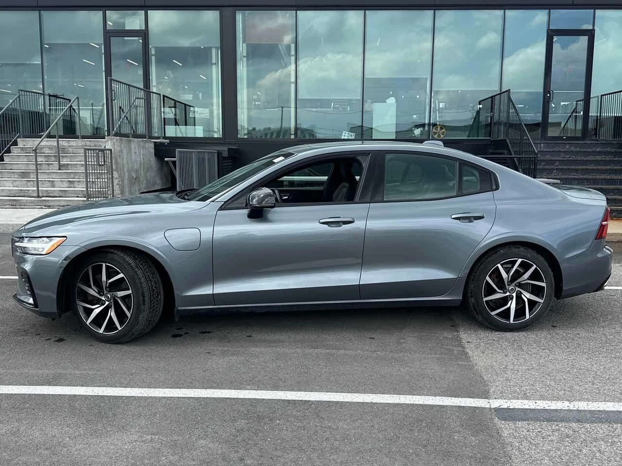 Volvo S60 R Design | CARFAX | БЕЗ ПЪРВОНАЧАЛНА ВНОСКА, снимка 2 - Автомобили и джипове - 55106172