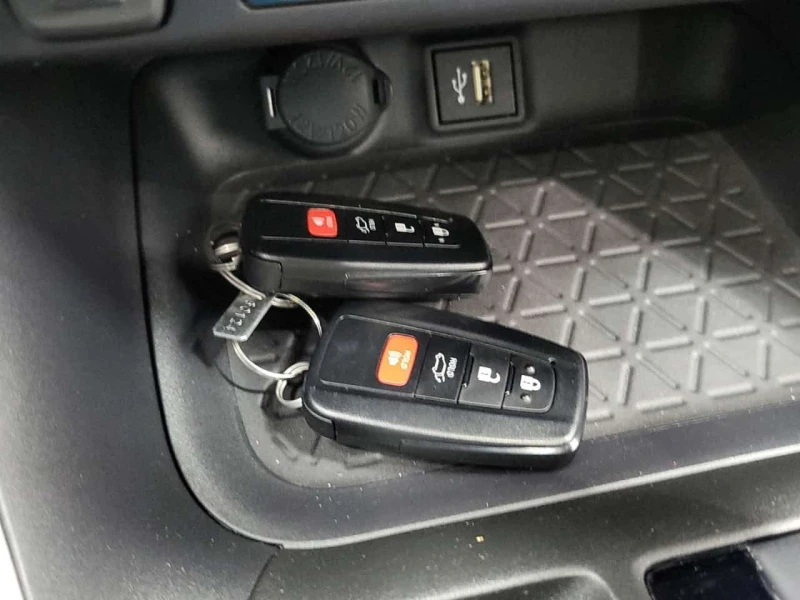 Toyota Rav4 XLE * AWD * DRCC * Lane Assist * Подгреви, снимка 9 - Автомобили и джипове - 53526910