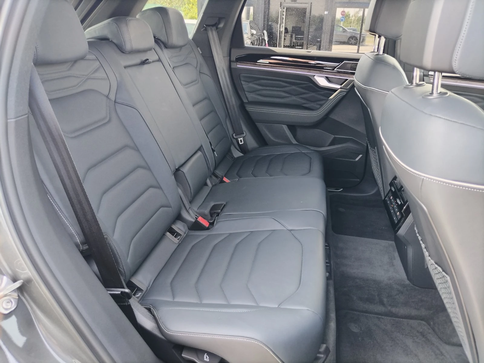 VW Touareg 3.0TDI/286 к.с./4MOTION/R-Line, снимка 17 - Автомобили и джипове - 55380041
