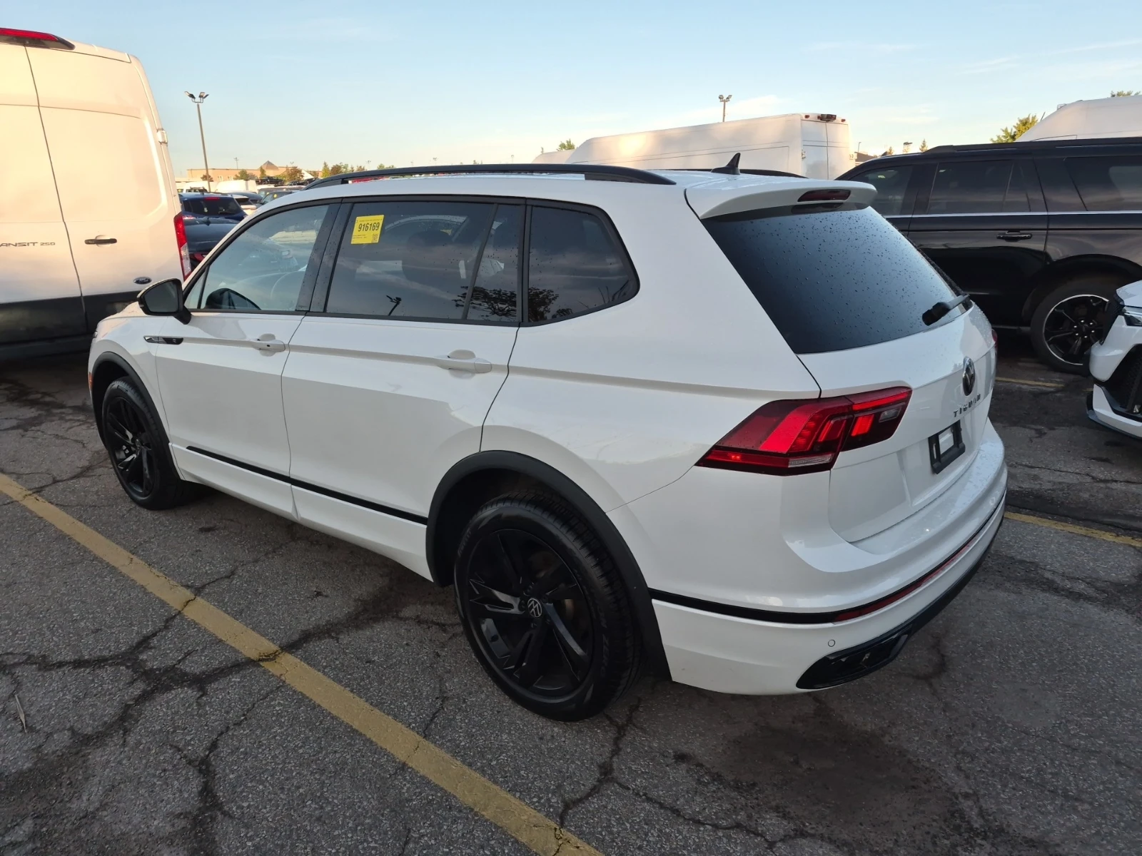 VW Tiguan COMFORTLINE R-LINE BLACK EDITION, АВТОКРЕДИТ, снимка 4 - Автомобили и джипове - 56063129