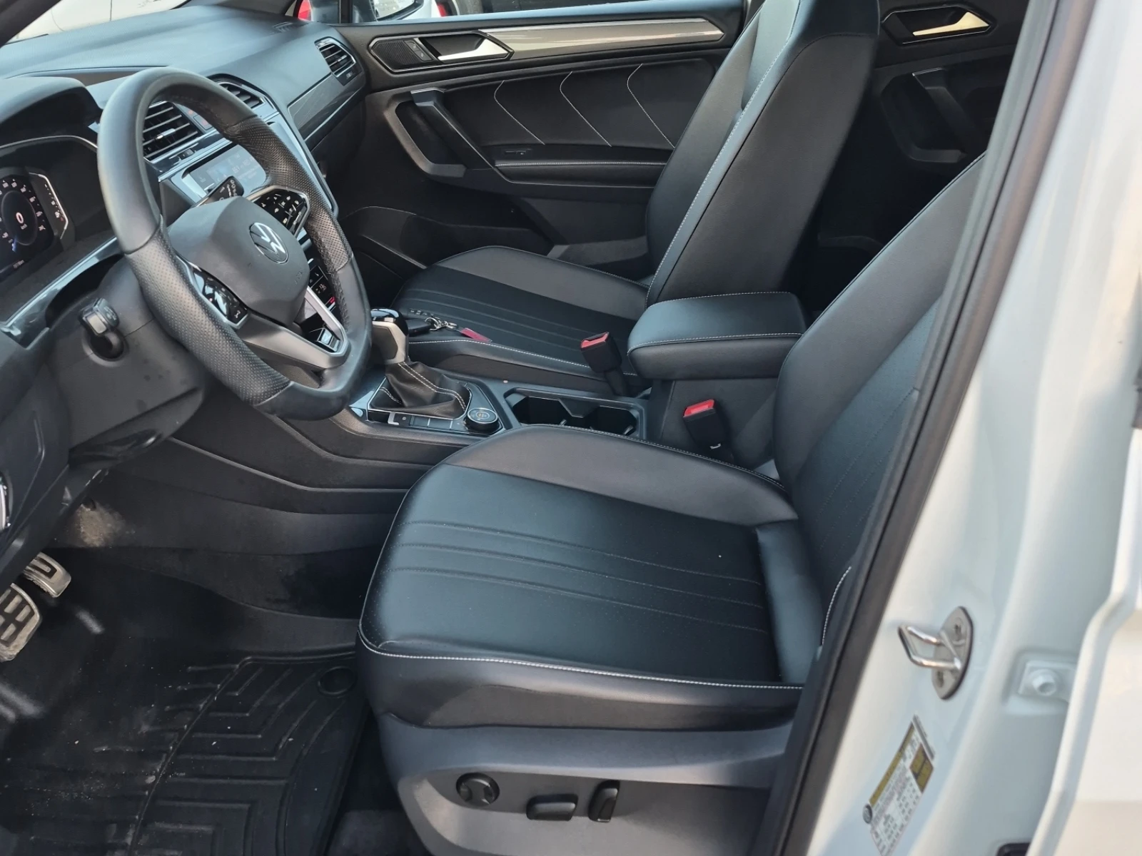 VW Tiguan COMFORTLINE R-LINE BLACK EDITION, АВТОКРЕДИТ, снимка 6 - Автомобили и джипове - 56063129