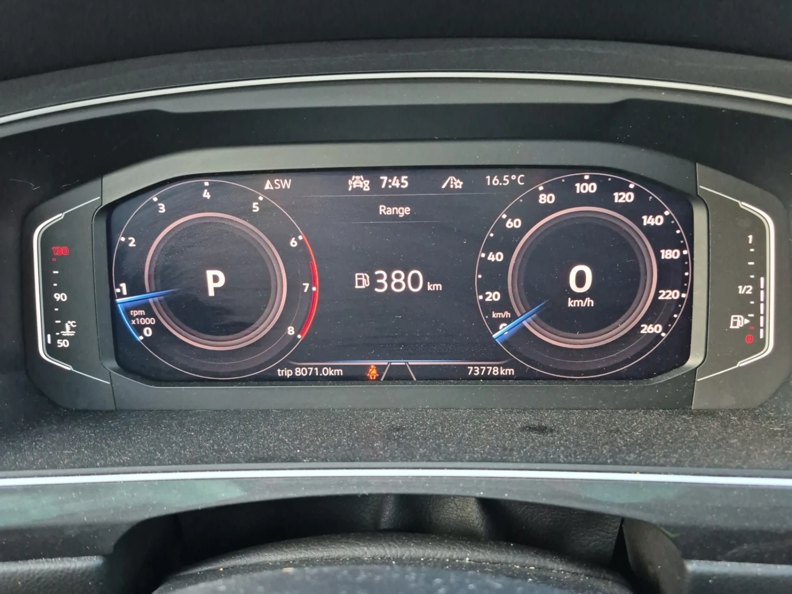 VW Tiguan COMFORTLINE R-LINE BLACK EDITION, АВТОКРЕДИТ, снимка 9 - Автомобили и джипове - 56063129