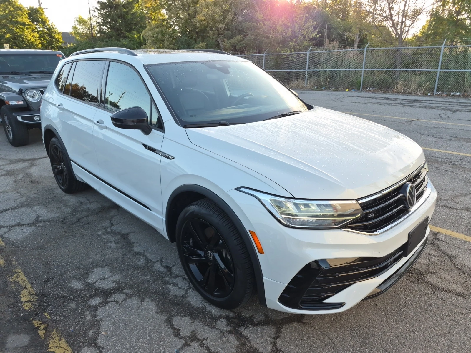 VW Tiguan COMFORTLINE R-LINE BLACK EDITION, АВТОКРЕДИТ, снимка 2 - Автомобили и джипове - 56063129