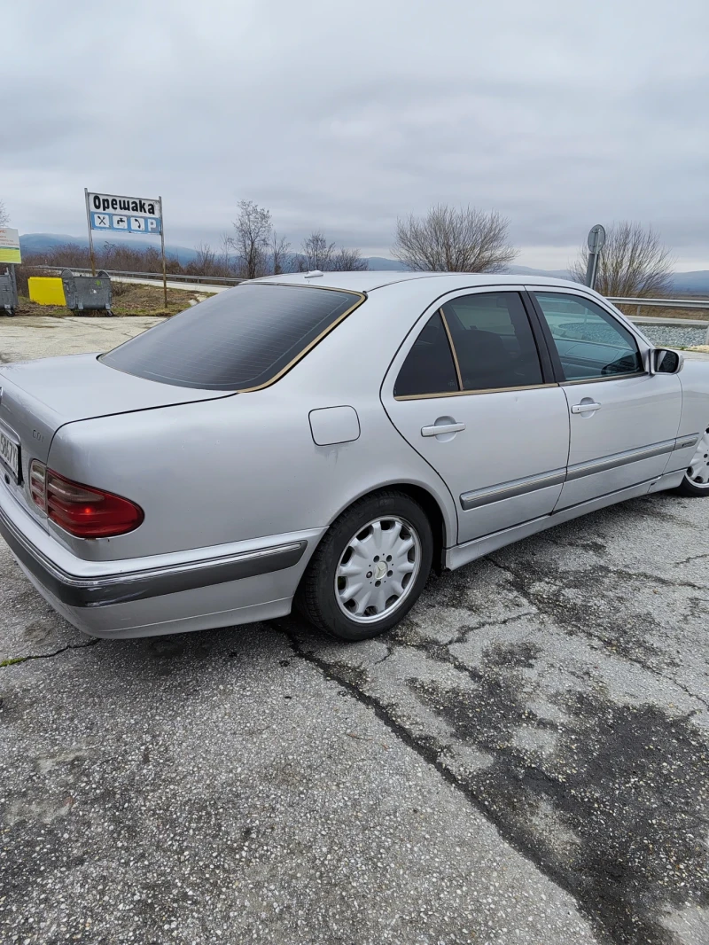 Mercedes-Benz E 270, снимка 3 - Автомобили и джипове - 53456736