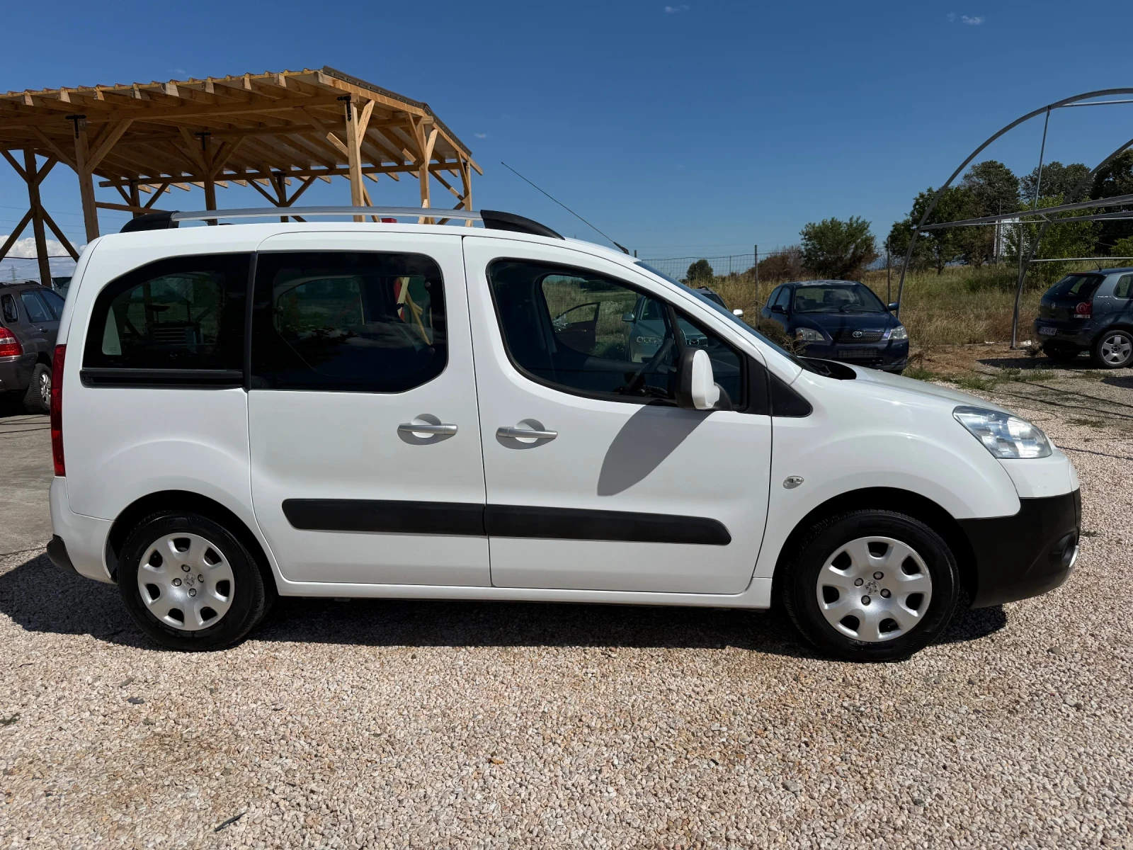 Peugeot Partner 1.6i.  110к.с Като ново!119000км.!!!! - изображение 4