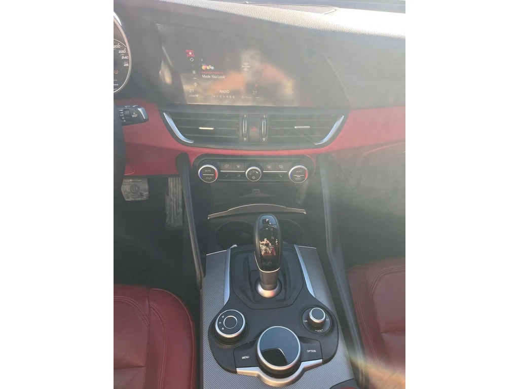 Alfa Romeo Giulia Ti Q4 | Harman/Kardon| Подгрев| , снимка 15 - Автомобили и джипове - 53929286