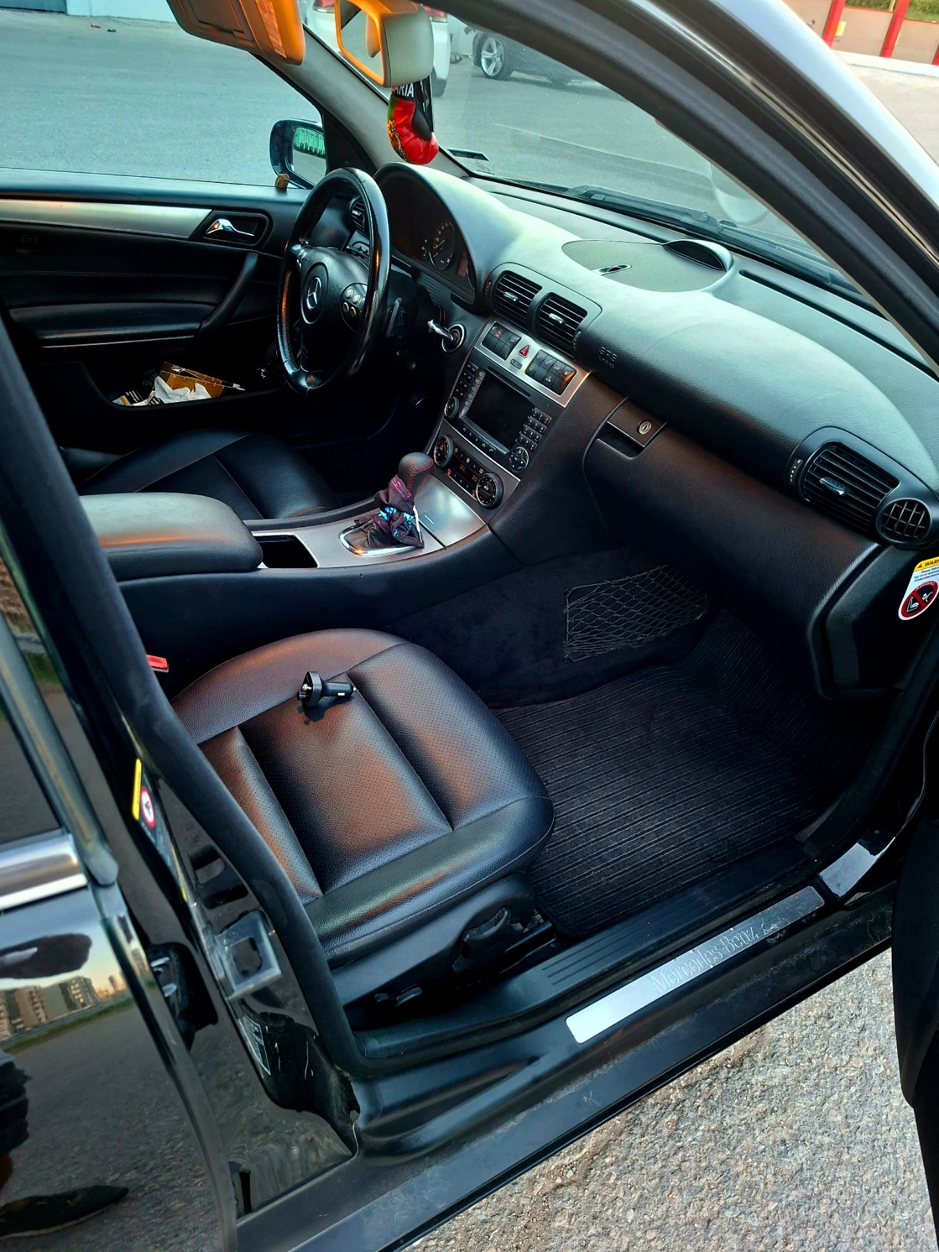 Mercedes-Benz C 320, снимка 9 - Автомобили и джипове - 55130433
