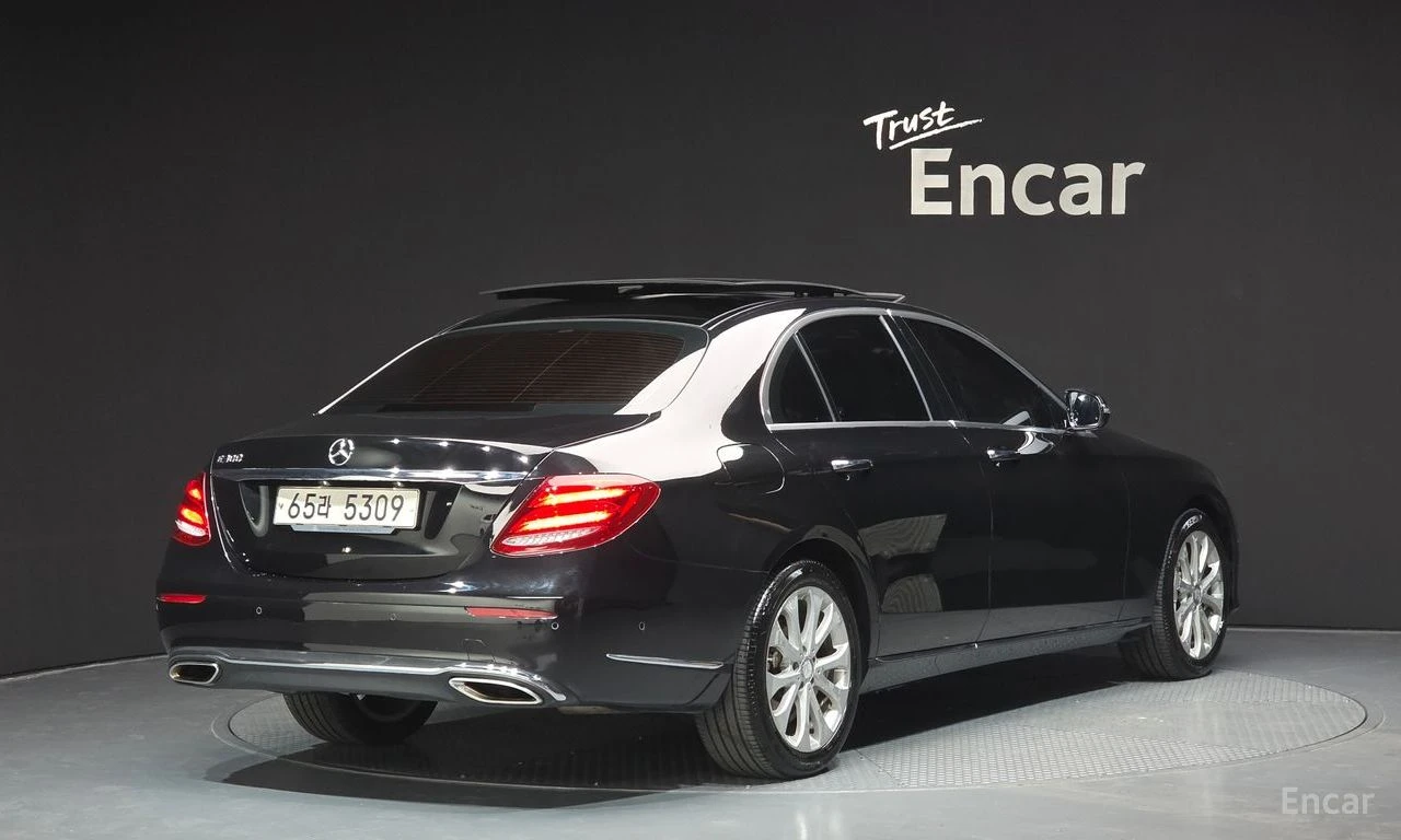 Mercedes-Benz E 300 ДИГИТАЛНО* ТАБЛО* ОБДУХВАНЕ* 360КАМЕРА* ХЕДЪП* , снимка 2 - Автомобили и джипове - 55467982