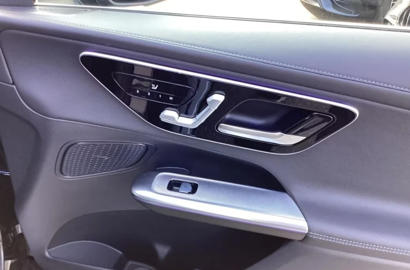 Mercedes-Benz GLC 300 e/AMG/4-MATIC/PLUG-IN HYBRID/MEMORY/DISTRONIC/, снимка 11 - Автомобили и джипове - 54187749