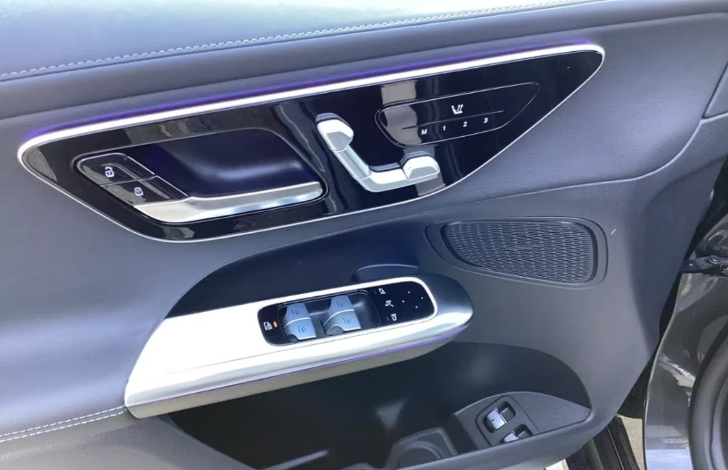 Mercedes-Benz GLC 300 e/AMG/4-MATIC/PLUG-IN HYBRID/MEMORY/DISTRONIC/, снимка 6 - Автомобили и джипове - 54187749