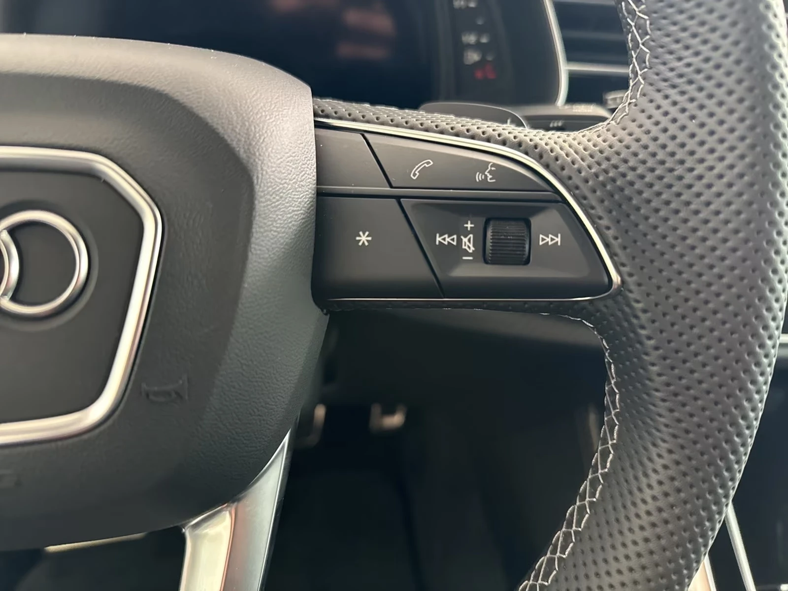 Audi SQ8 TFSI / FACELIFT / B&O / MATRIX / PANO / 360 / HUD , снимка 13 - Автомобили и джипове - 55121508