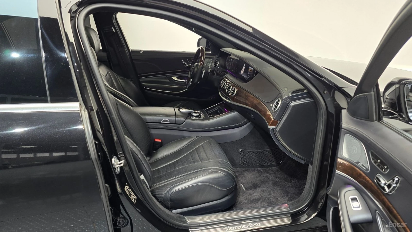 Mercedes-Benz S 560 LONG 4MATIC* МОНИТОРИ* МАСАЖИ* КОЖА* ПАНО* 360, снимка 9 - Автомобили и джипове - 55468179