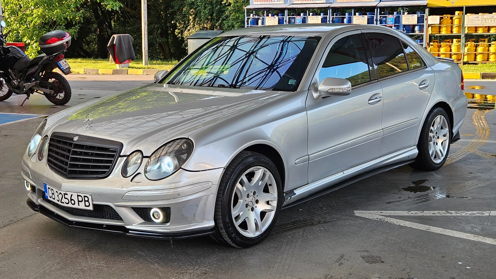 Mercedes-Benz E 320 GAZ/AMG/NAVIG/KOJA, снимка 2 - Автомобили и джипове - 55645320