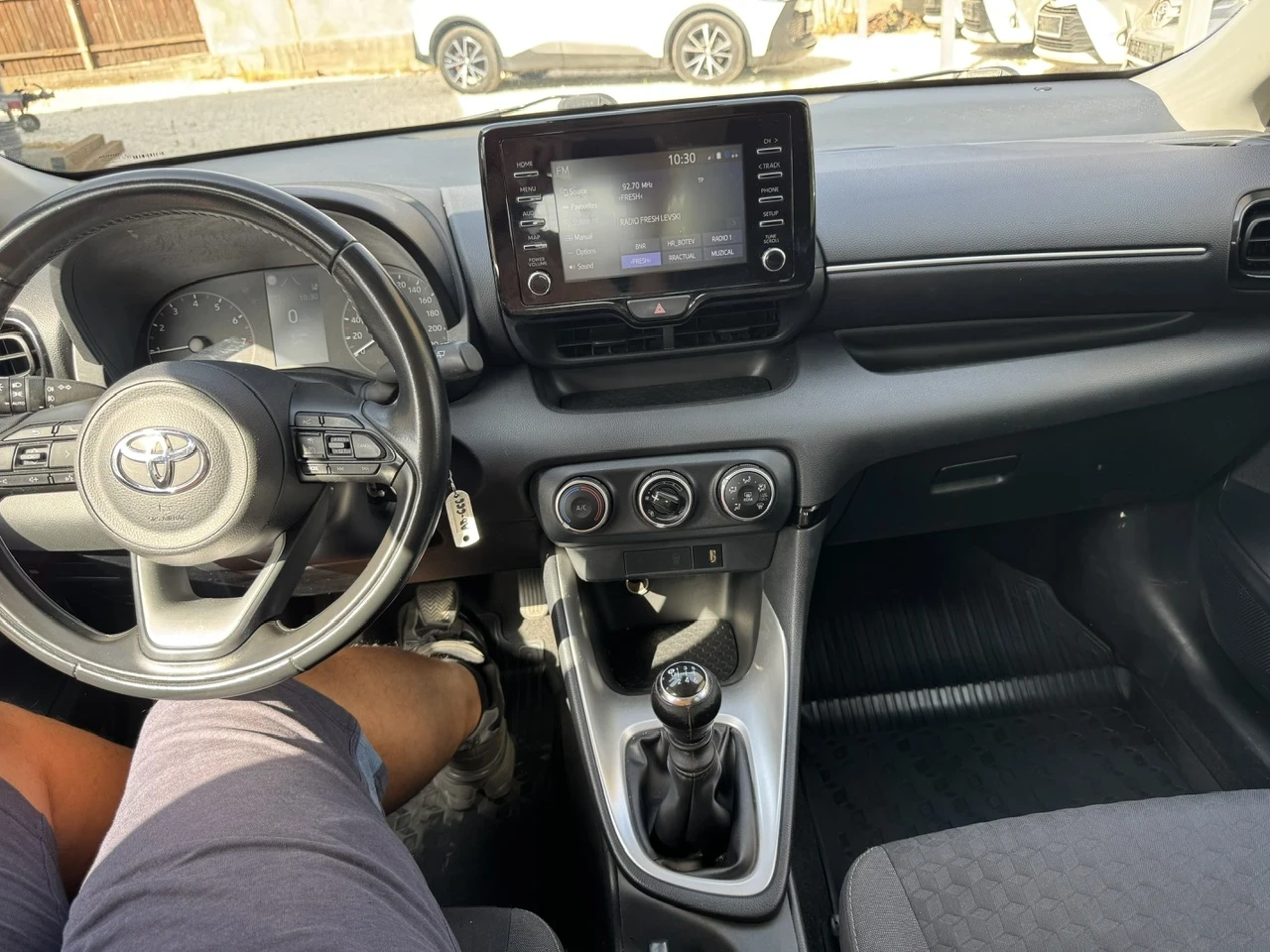 Toyota Yaris 1.5i Ръчни скорости/Мултимедия, снимка 14 - Автомобили и джипове - 55881601