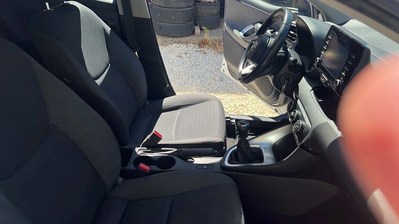 Toyota Yaris 1.5i Ръчни скорости/Мултимедия, снимка 11 - Автомобили и джипове - 55689646