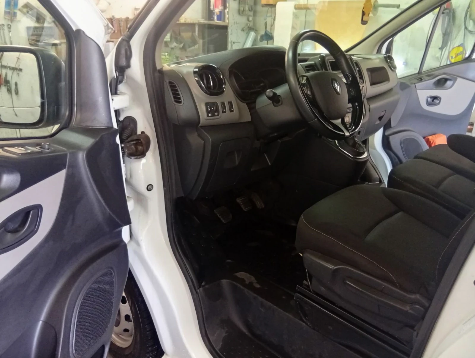 Renault Trafic 1.6 dci товаропътнически, снимка 9 - Бусове и автобуси - 54858588