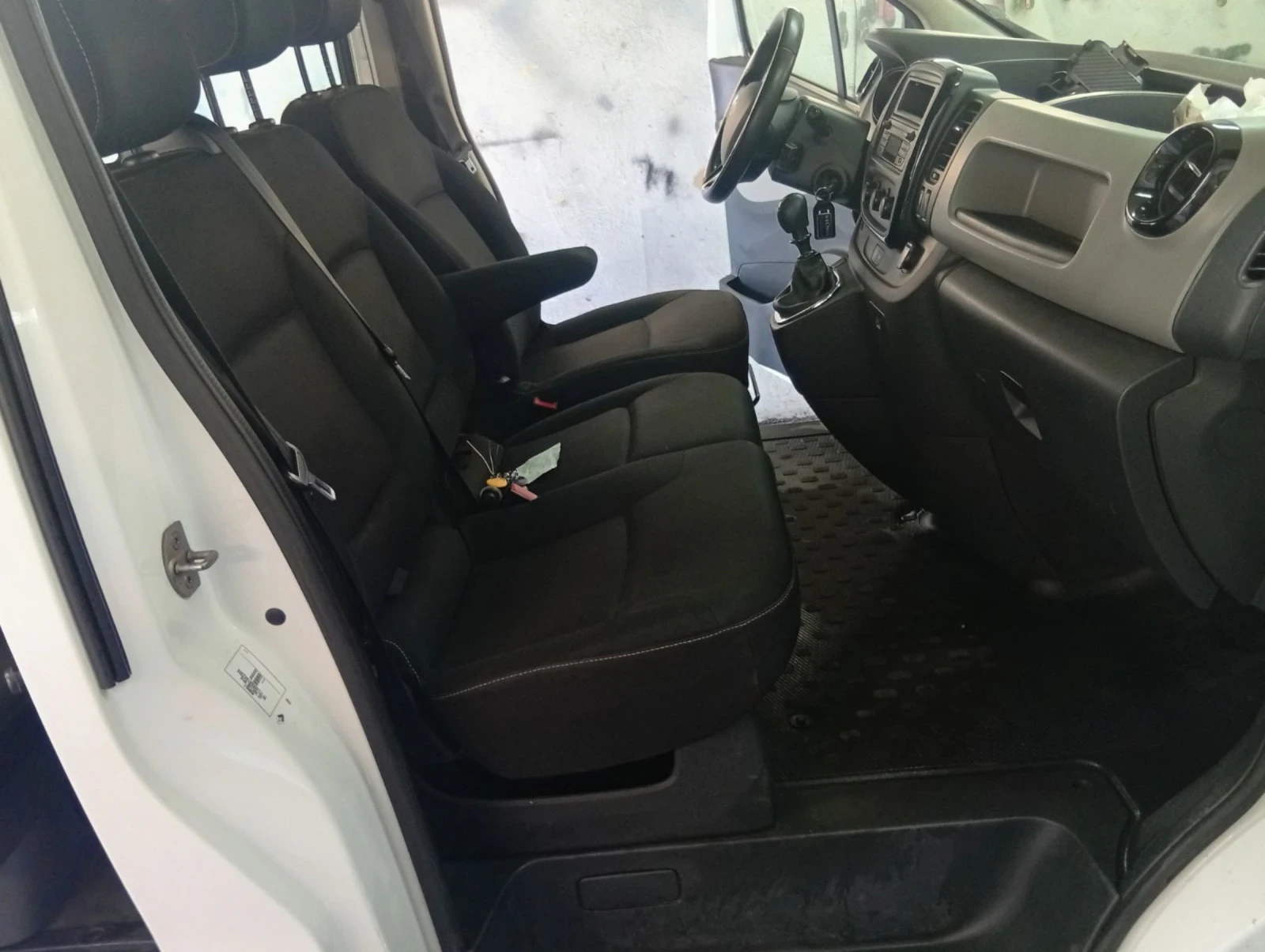 Renault Trafic 1.6 dci товаропътнически, снимка 12 - Бусове и автобуси - 54858588