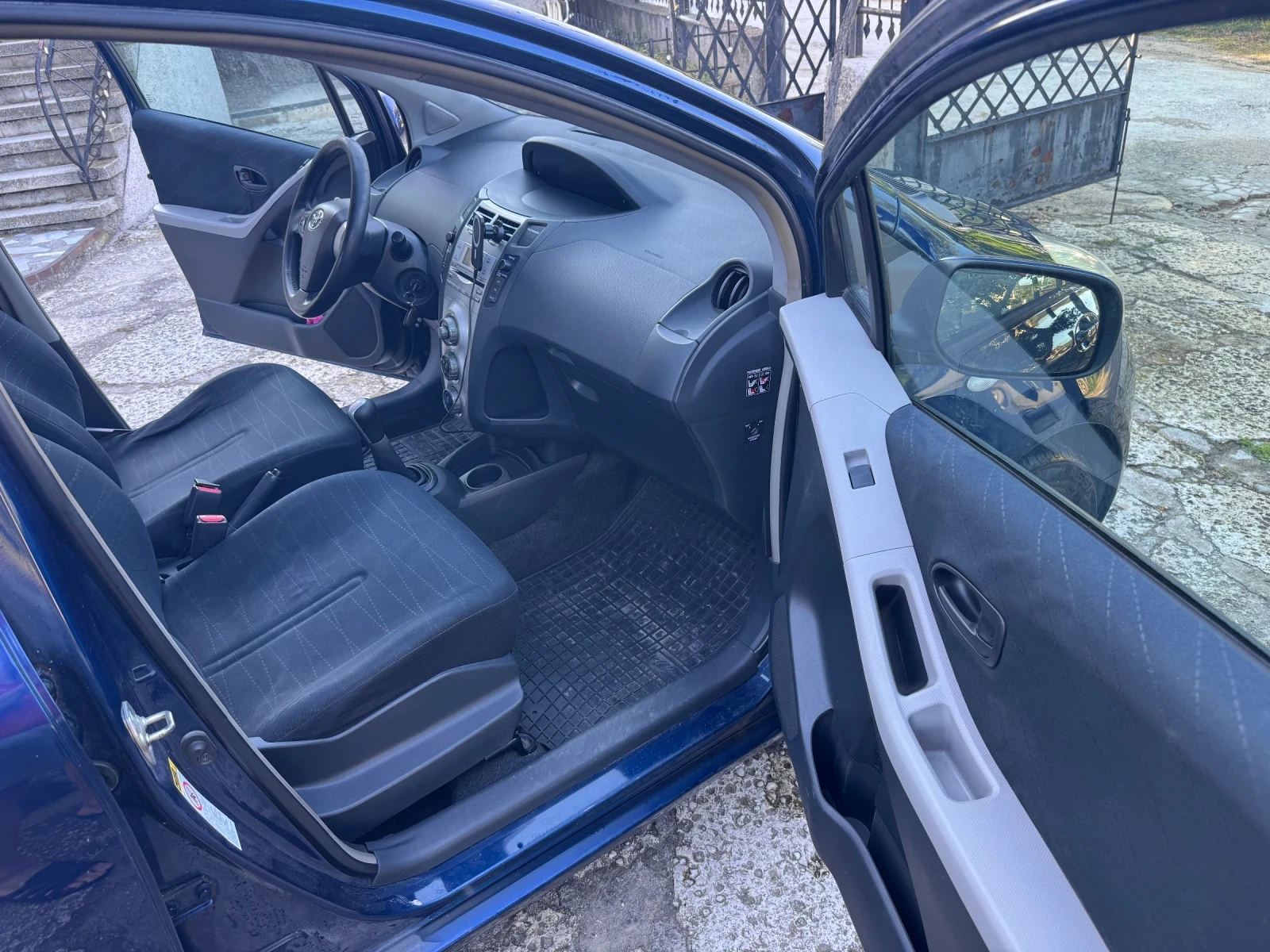 Toyota Yaris 1.3, снимка 10 - Автомобили и джипове - 55036663