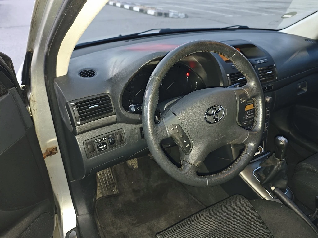 Toyota Avensis 2.0i, снимка 5 - Автомобили и джипове - 55415493