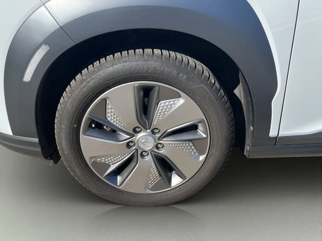 Hyundai Kona НАЛИЧНА, снимка 8 - Автомобили и джипове - 53050630