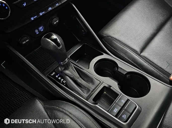 Hyundai Tucson 2.0 CRDI / АВТОМАТИК / СЕРВИЗНА ИСТОРИЯ !!!, снимка 10 - Автомобили и джипове - 53430567