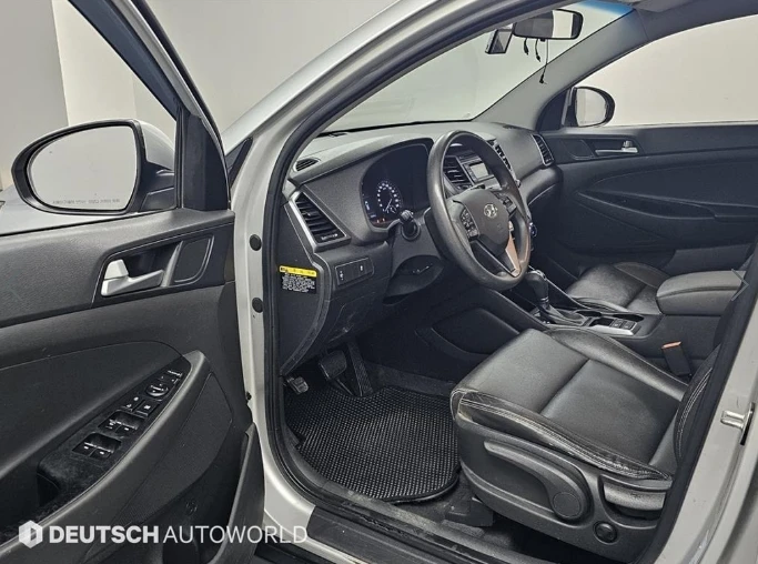 Hyundai Tucson 2.0 CRDI / АВТОМАТИК / СЕРВИЗНА ИСТОРИЯ !!!, снимка 5 - Автомобили и джипове - 53430567