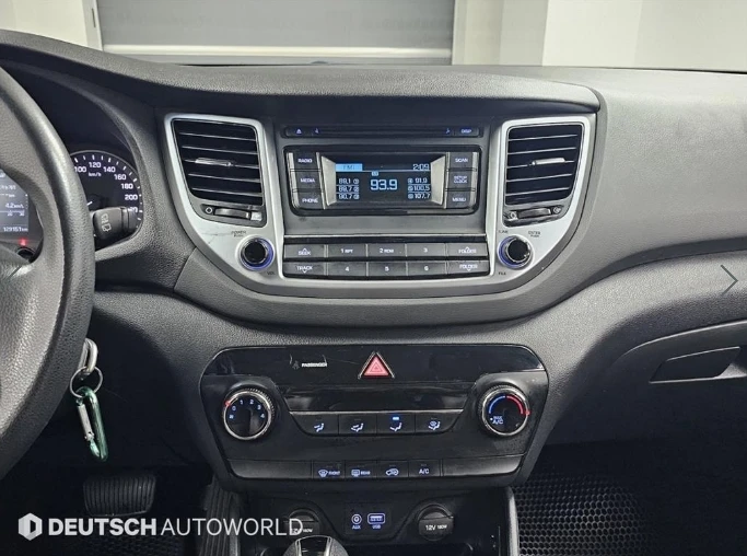 Hyundai Tucson 2.0 CRDI / АВТОМАТИК / СЕРВИЗНА ИСТОРИЯ !!!, снимка 11 - Автомобили и джипове - 53430567