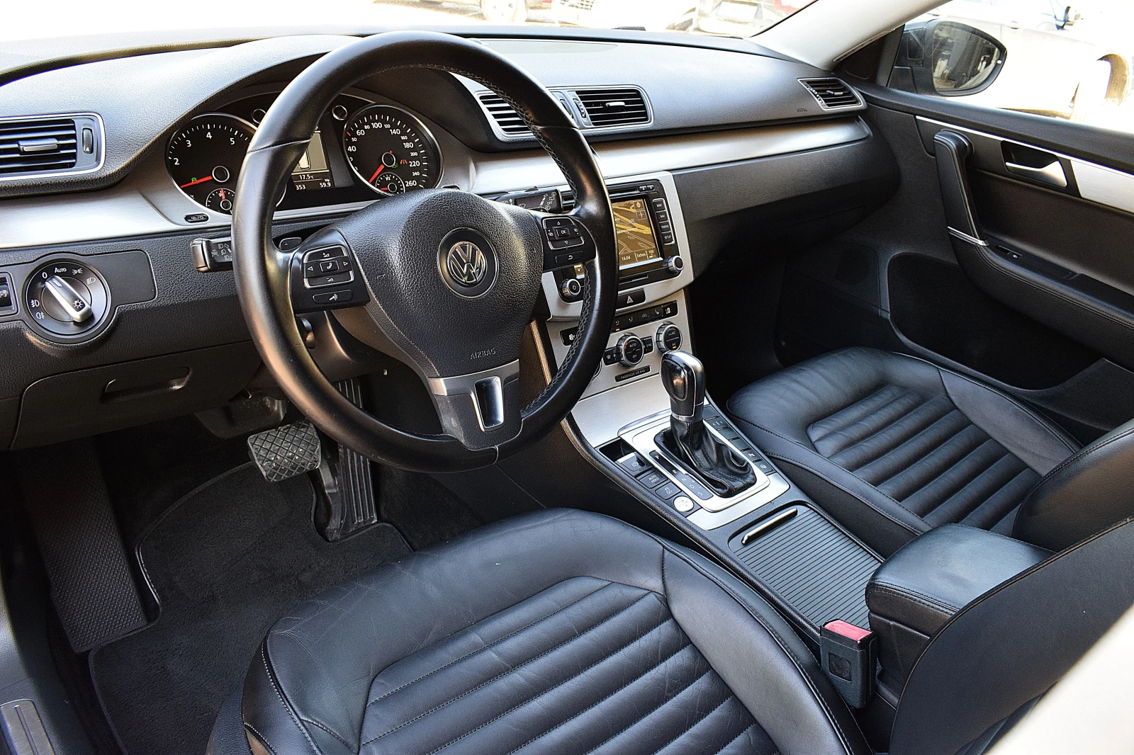 VW Passat 2.0ШВЕЙЦАРИЯ-ДИСТРОНИК/КОЖА/НАВИ/LANE ASSIST/BLISS - изображение 8
