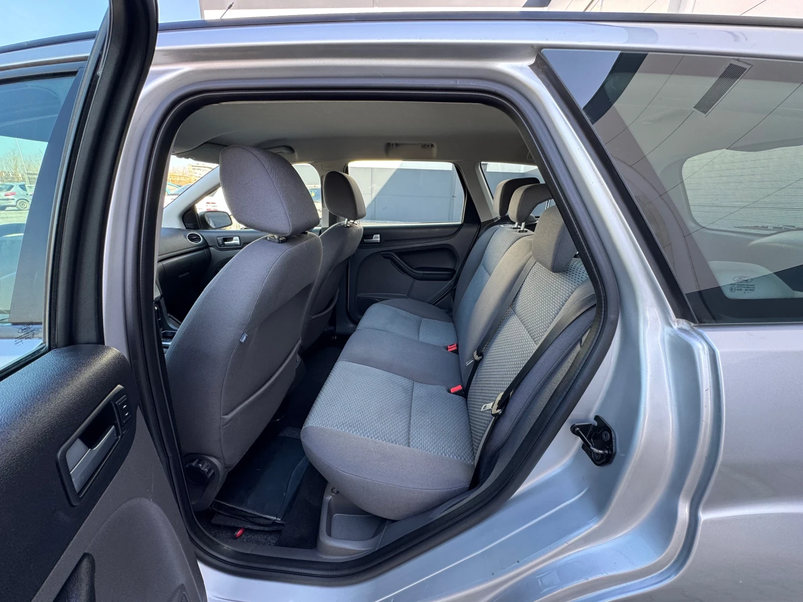 Ford Focus 1.6 16V Бензин Автомат Навигация, снимка 11 - Автомобили и джипове - 53714737