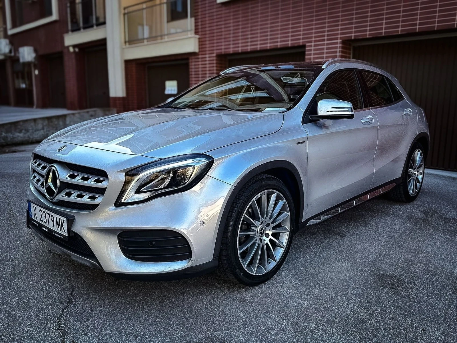 Mercedes-Benz GLA 220 FACE/AMG LINE/EDITION/HARMAN KARDON/PANORAMA/FULL, снимка 2 - Автомобили и джипове - 53841864