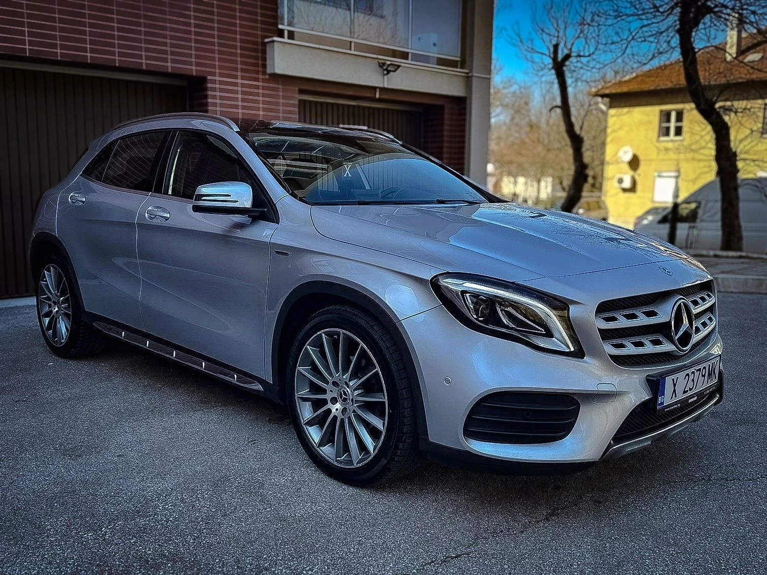 Mercedes-Benz GLA 220 FACE/AMG LINE/EDITION/HARMAN KARDON/PANORAMA/FULL, снимка 4 - Автомобили и джипове - 53841864