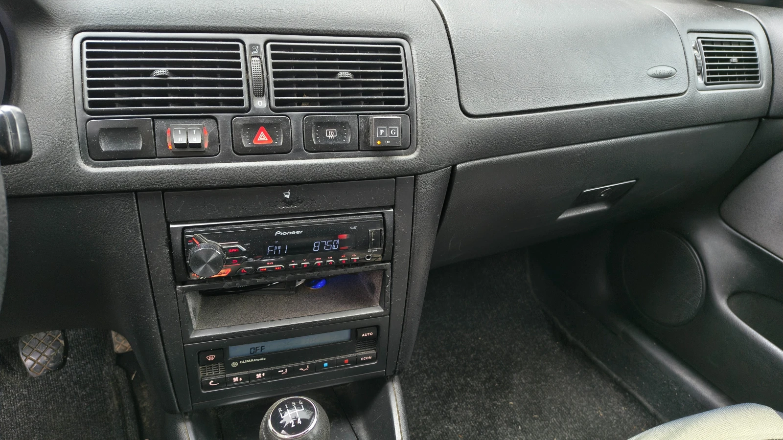 VW Golf 1.6sr, снимка 13 - Автомобили и джипове - 54031930