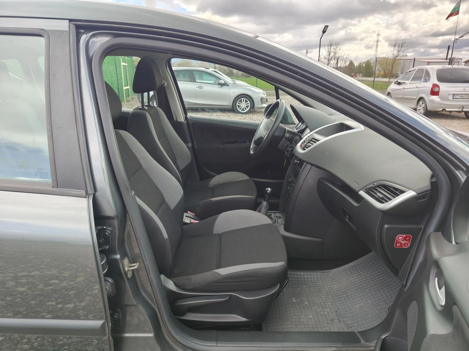 Peugeot 207 1.4i, снимка 12 - Автомобили и джипове - 54088226