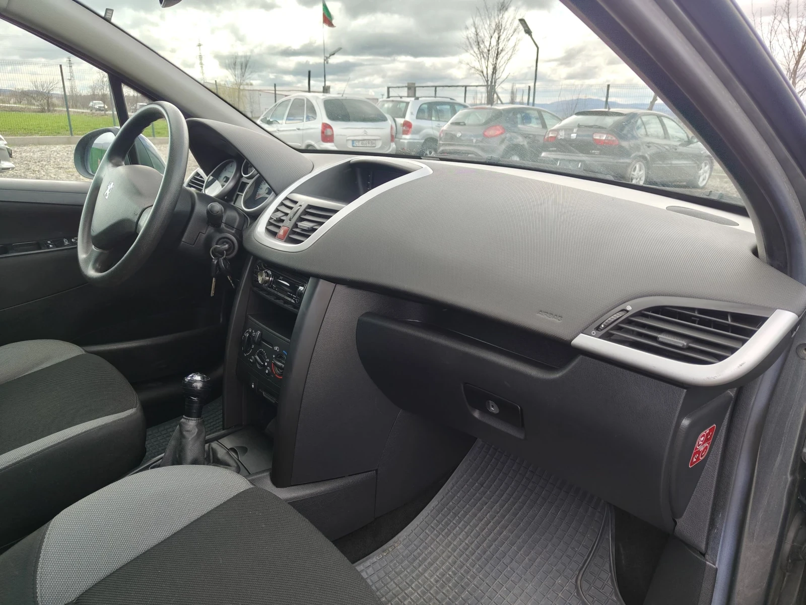 Peugeot 207 1.4i, снимка 13 - Автомобили и джипове - 54088226