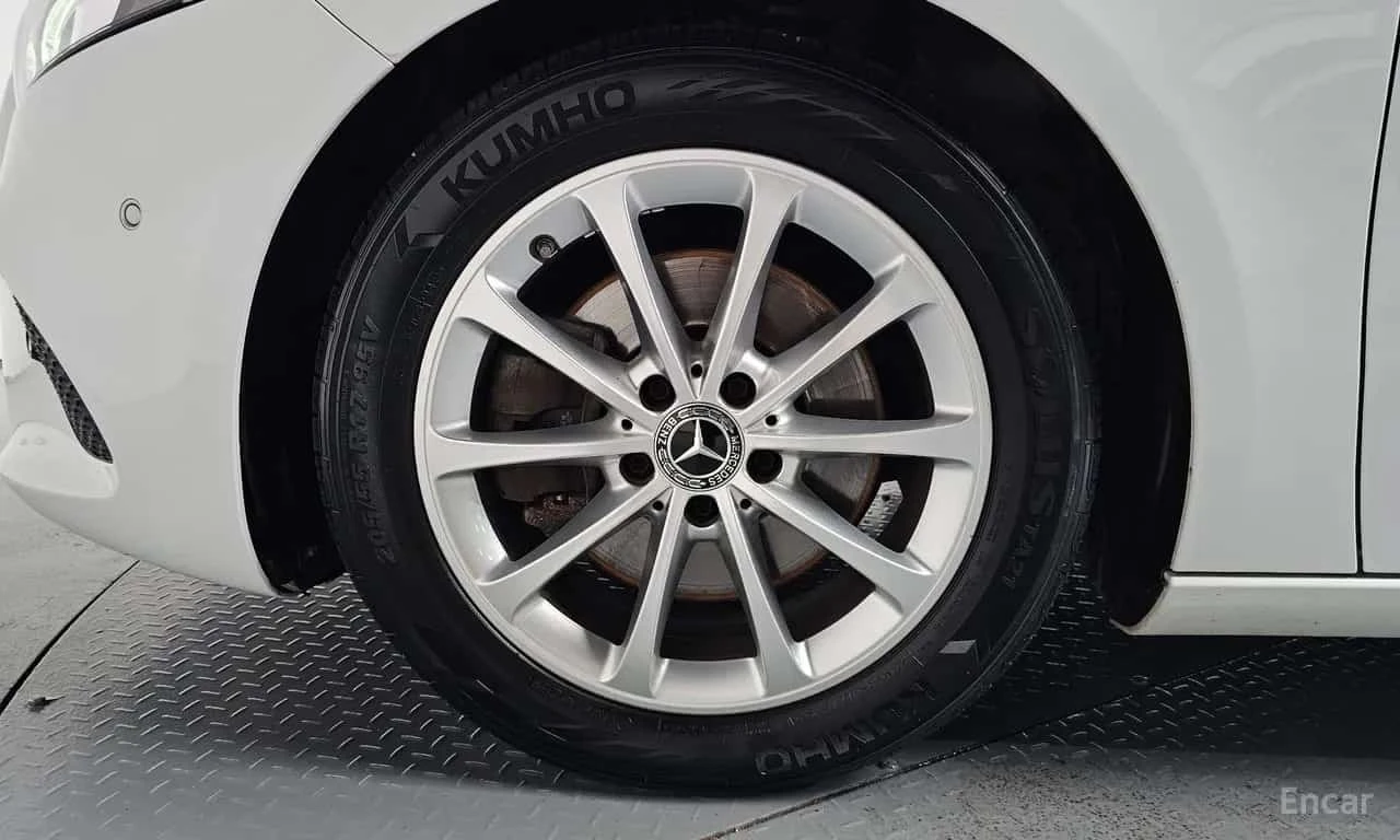 Mercedes-Benz A 220 Sedan/ПОДГРЕВ/ПАМЕТ/АМБИЕНТ, снимка 5 - Автомобили и джипове - 56332152