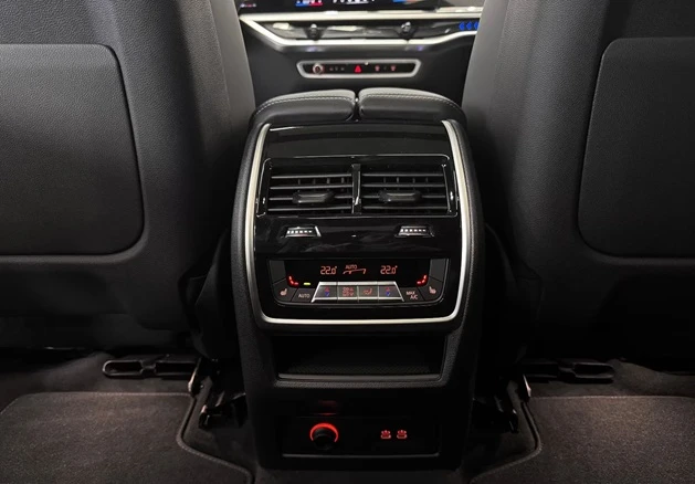 BMW X7 40i xDrive = M-Sport Pro = Гаранция, снимка 14 - Автомобили и джипове - 54943974