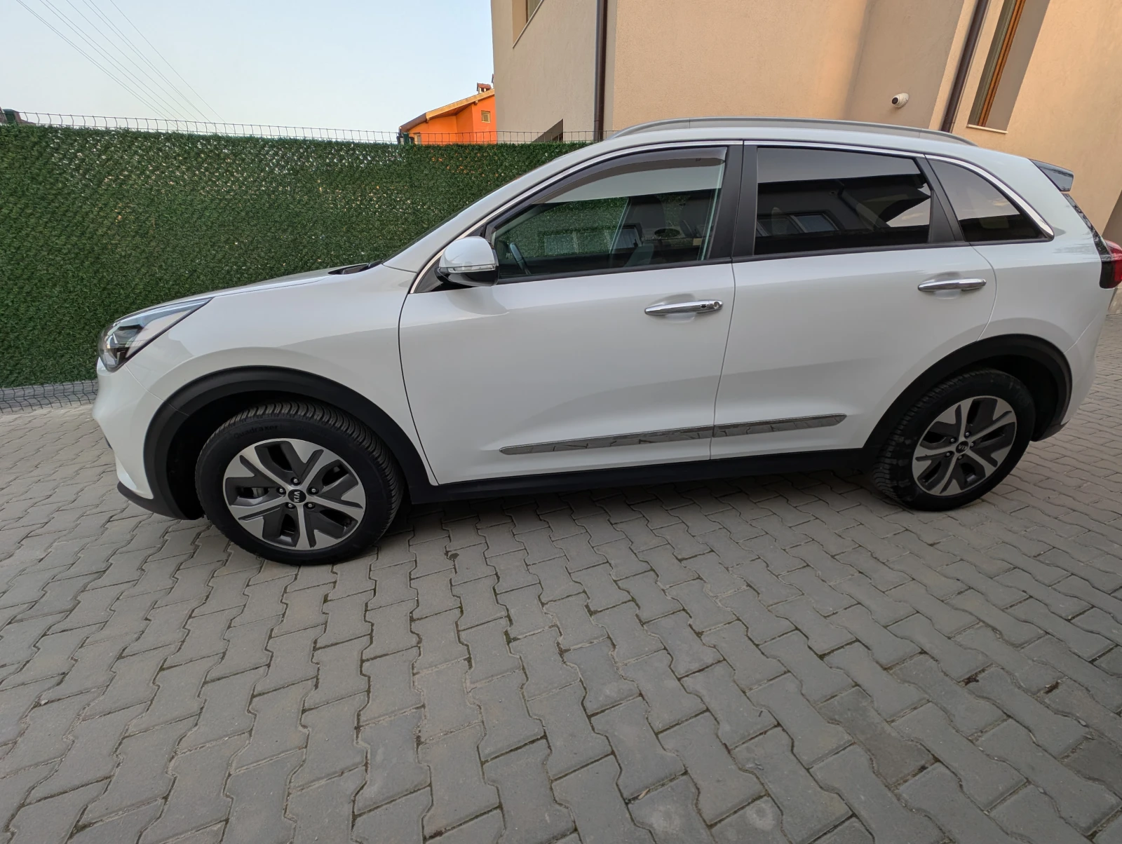 Kia Niro e-Niro 64kWh* Дистроник* Keyless* Гаранция до 2028 - изображение 5