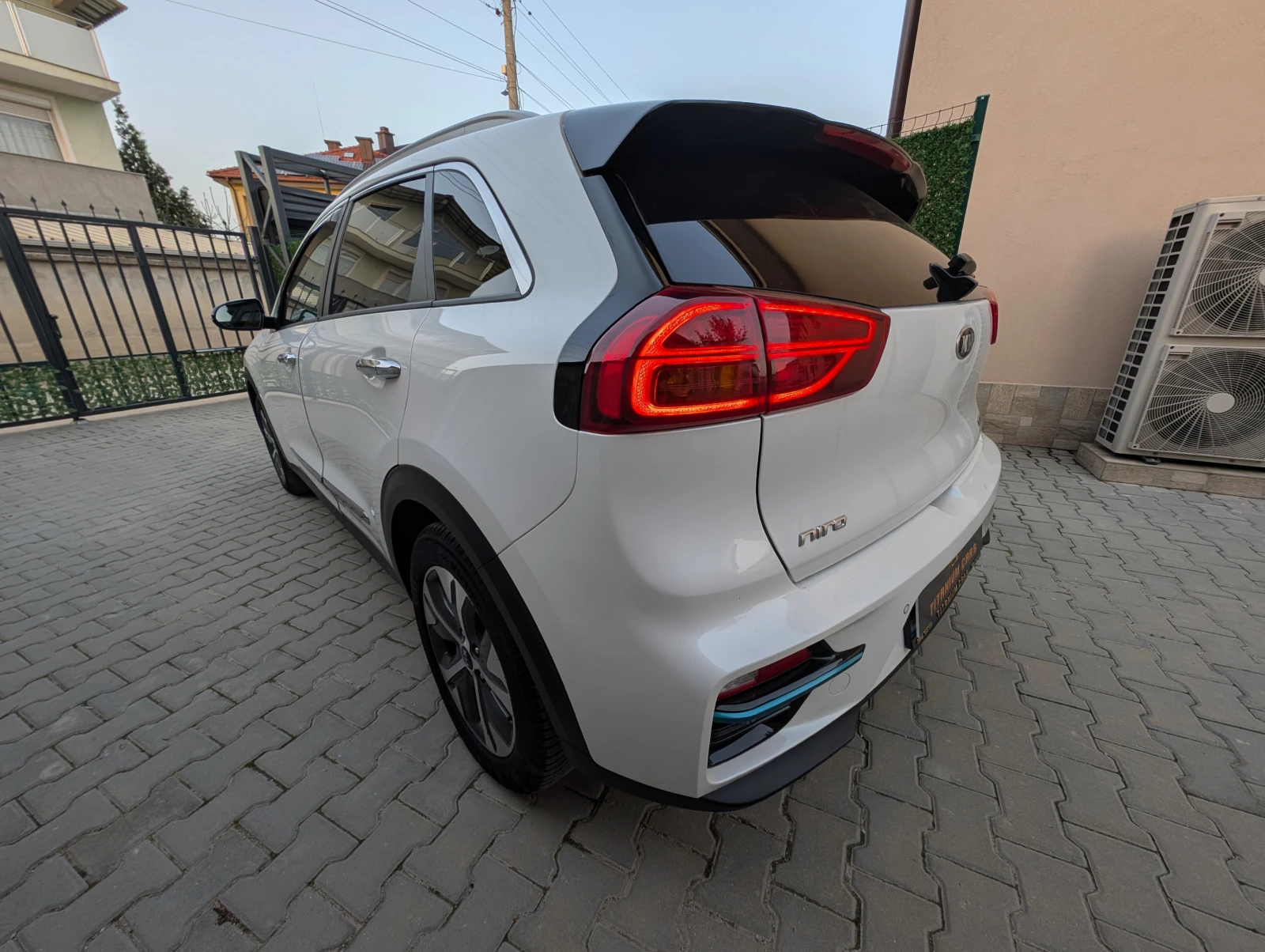Kia Niro e-Niro 64kWh* Дистроник* Keyless* Гаранция до 2028 - изображение 8