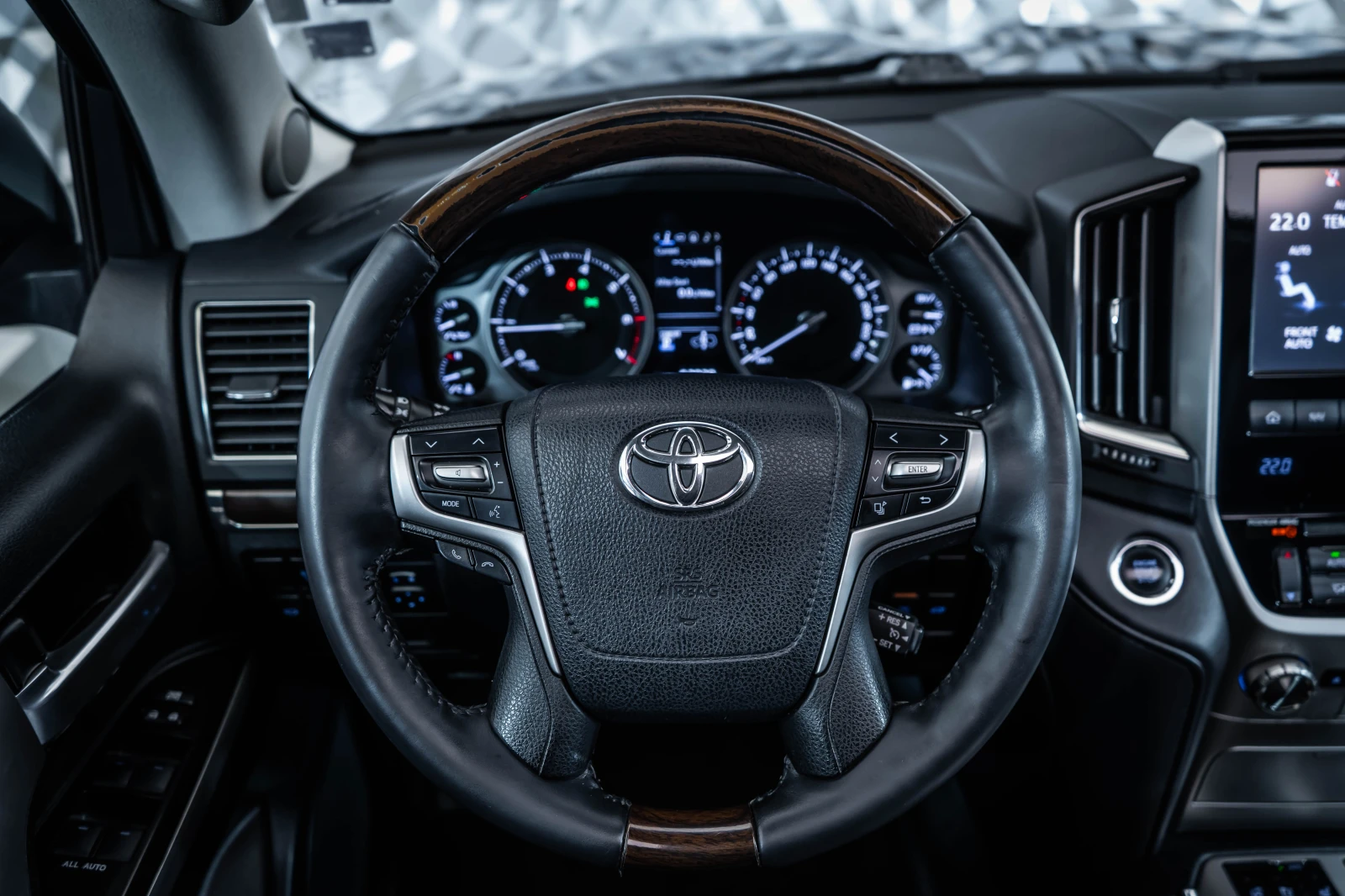 Toyota Land cruiser 200  V8* Монитори* 360* 7Seats* JBL, снимка 10 - Автомобили и джипове - 54294273