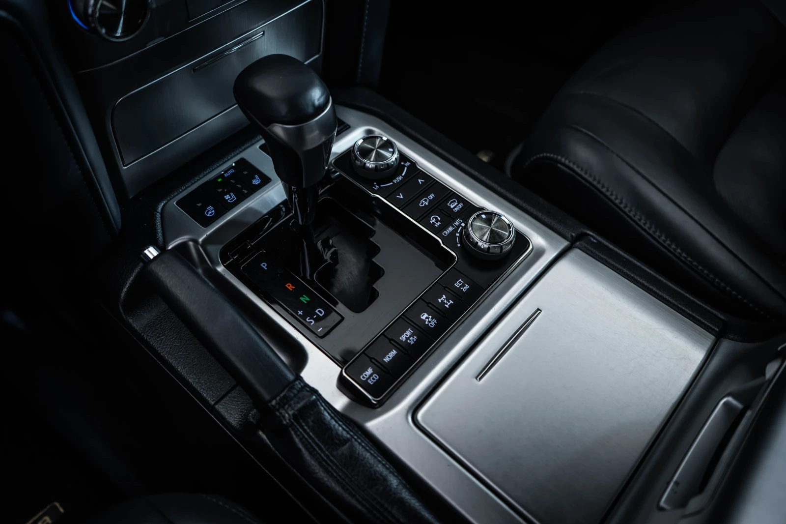 Toyota Land cruiser 200  V8* Монитори* 360* 7Seats* JBL, снимка 9 - Автомобили и джипове - 54294273